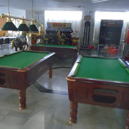 Benal Superb Front 1 Bedroom Apartment, Sleeps 5 بينالماذينا