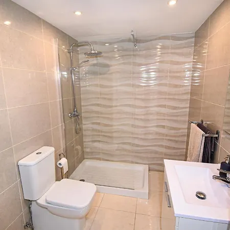 Benal Superb Front 1 Bedroom Apartment, Sleeps 5 بينالماذينا