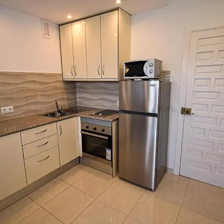 Benal Superb Front 1 Bedroom Apartment, Sleeps 5 بينالماذينا