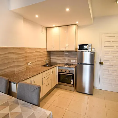Benal Superb Front 1 Bedroom Apartment, Sleeps 5 بينالماذينا