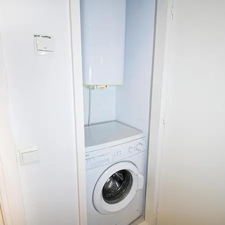 Benal Superb Front 1 Bedroom Apartment, Sleeps 5 * بينالماذينا