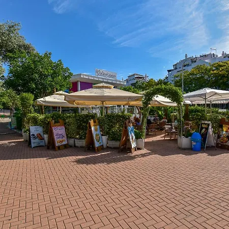 Benal Superb Front 1 Bedroom Apartment, Sleeps 5 بينالماذينا