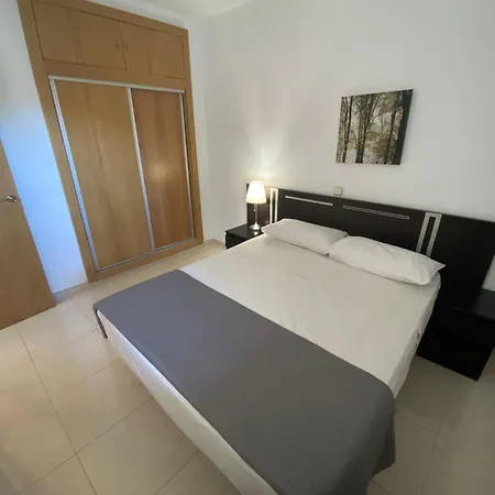 Benal Superb Front 1 Bedroom Apartment, Sleeps 5 * بينالماذينا