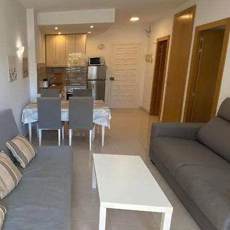 Benal Superb Front 1 Bedroom Apartment, Sleeps 5 شقة *